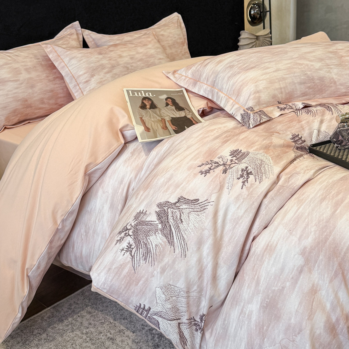 91家纺网 家纺一手货源 找家纺 喜四方 2026新款100%全棉60支长绒棉数码印花四件套（控价不低于180） 锦绣山河-粉