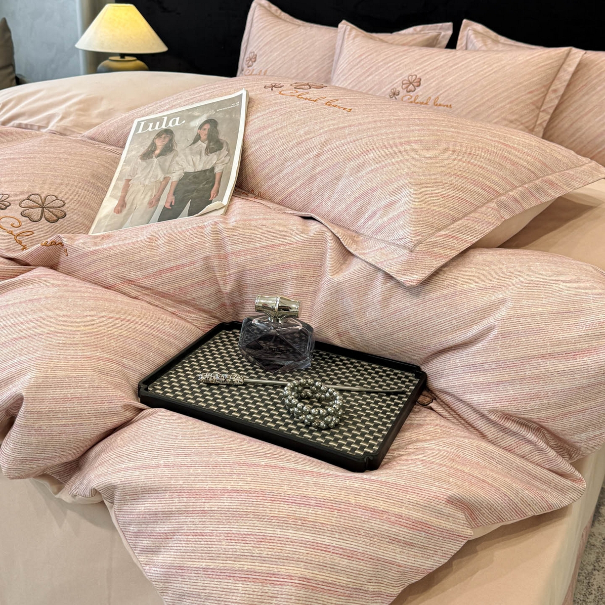 91家纺网 家纺一手货源 找家纺 喜四方 2026新款100%全棉60支长绒棉数码印花四件套（控价不低于180） 乐维空间-粉