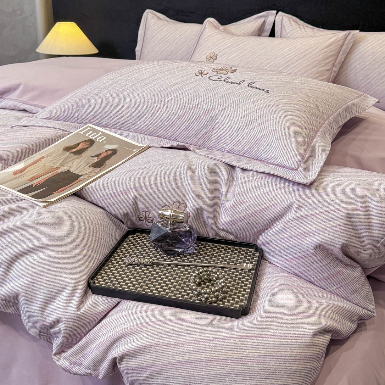 91家纺网 家纺一手货源 找家纺 喜四方 2026新款100%全棉60支长绒棉数码印花四件套（控价不低于180） 乐维空间-紫