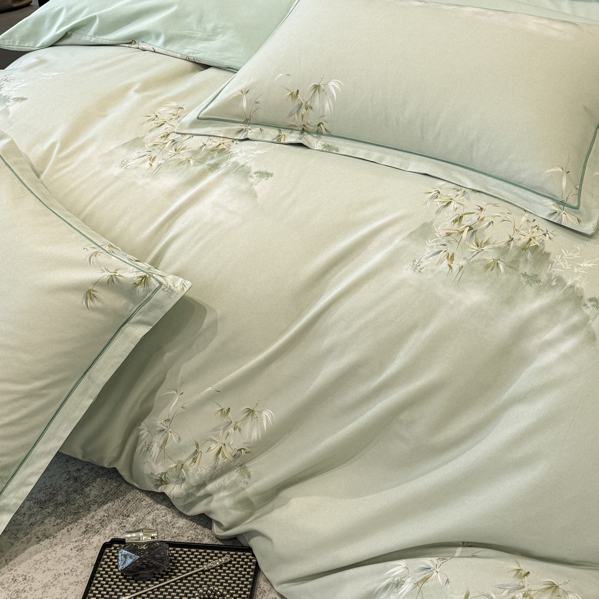 91家纺网 家纺一手货源 找家纺 喜四方 2026新款100%全棉60支长绒棉数码印花四件套（控价不低于180） 竹林隐现-绿