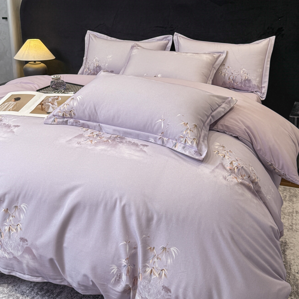 91家纺网 家纺一手货源 找家纺 喜四方 2026新款100%全棉60支长绒棉数码印花四件套（控价不低于180） 竹林隐现-紫