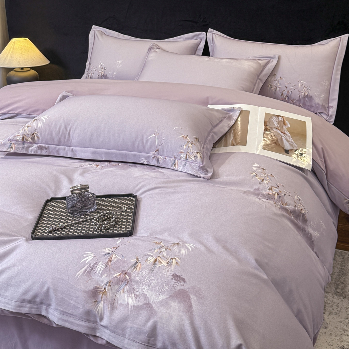 91家纺网 家纺一手货源 找家纺 喜四方 2026新款100%全棉60支长绒棉数码印花四件套（控价不低于180） 竹林隐现-紫