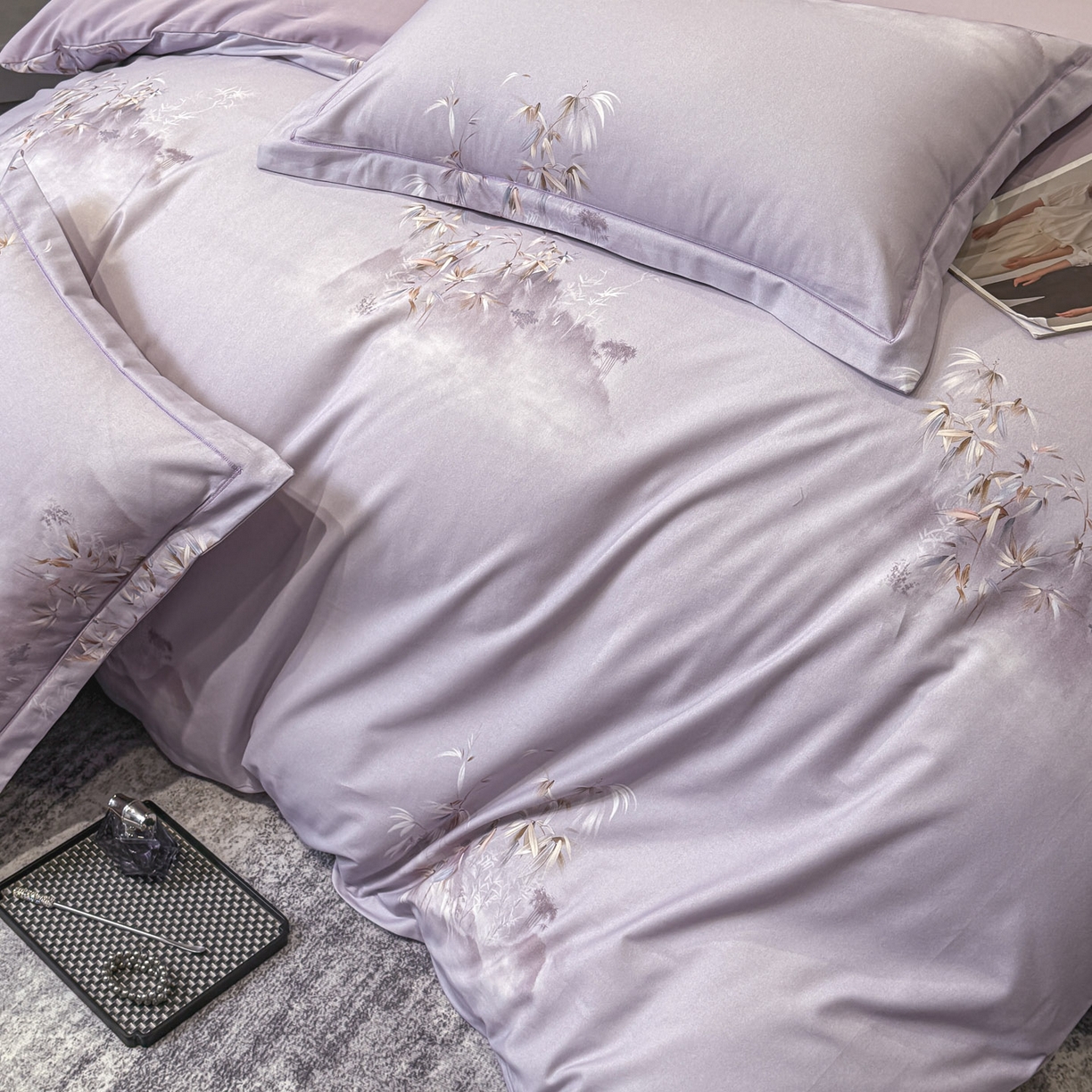 91家纺网 家纺一手货源 找家纺 喜四方 2026新款100%全棉60支长绒棉数码印花四件套（控价不低于180） 竹林隐现-紫