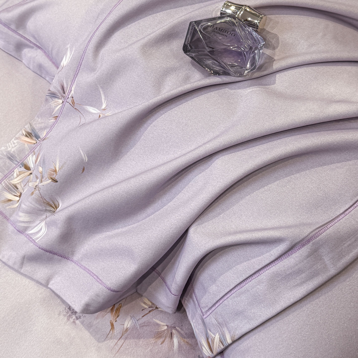 91家纺网 家纺一手货源 找家纺 喜四方 2026新款100%全棉60支长绒棉数码印花四件套（控价不低于180） 竹林隐现-紫