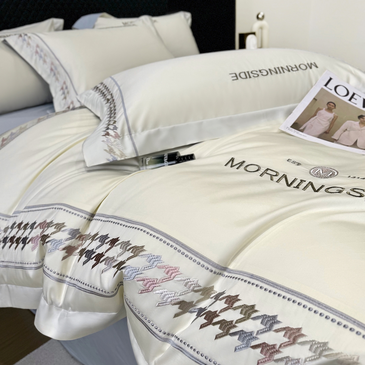 91家纺网 家纺一手货源 找家纺 （总）苏美 2026春夏新款高档礼盒装50*50S贡缎长绒棉刺绣四件套100%纯棉全棉轻奢床品-千鸟格