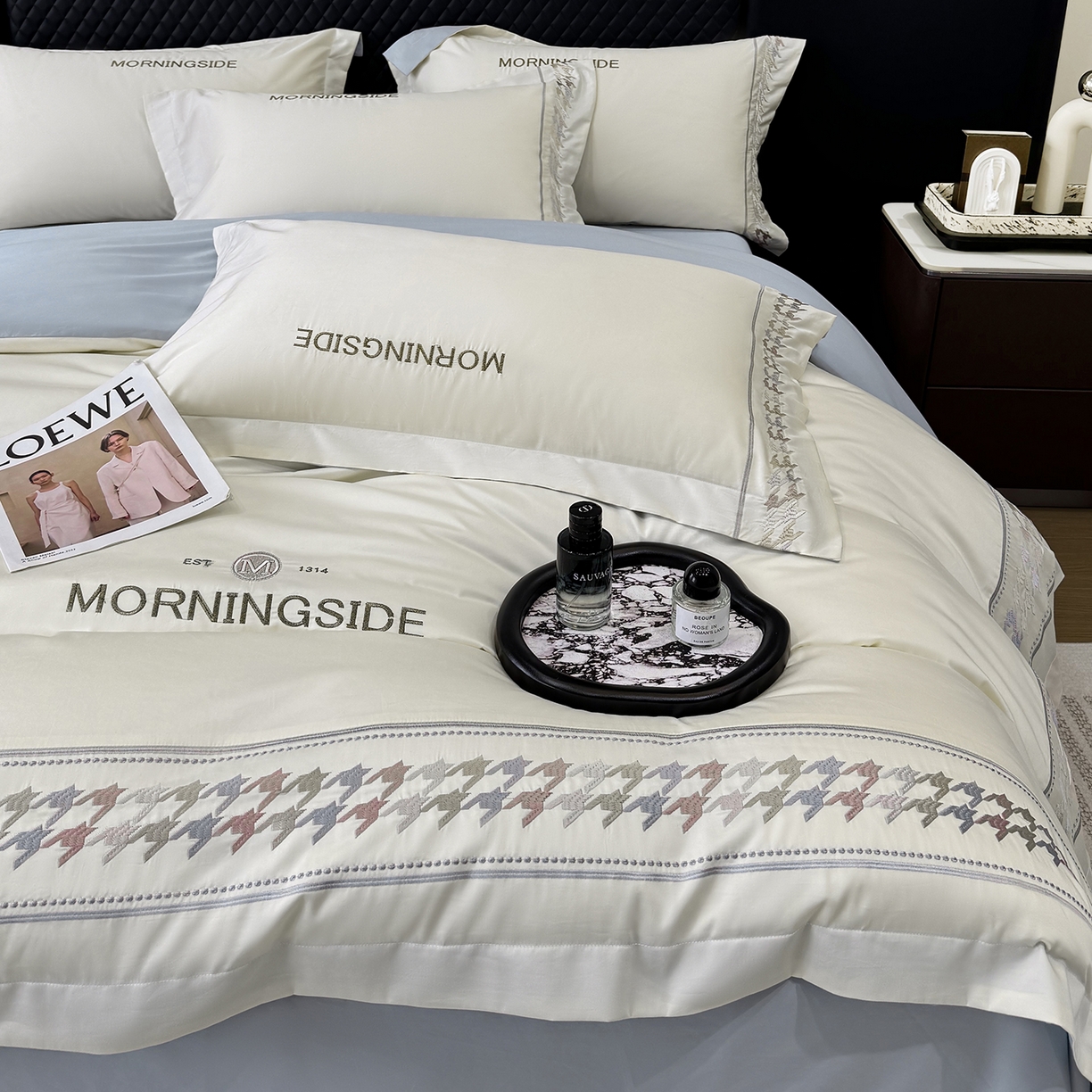 91家纺网 家纺一手货源 找家纺 （总）苏美 2026春夏新款高档礼盒装50*50S贡缎长绒棉刺绣四件套100%纯棉全棉轻奢床品-千鸟格