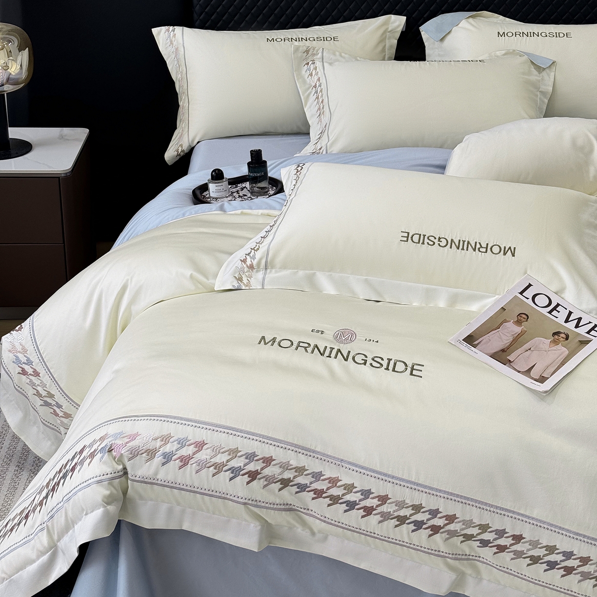 91家纺网 家纺一手货源 找家纺 （总）苏美 2026春夏新款高档礼盒装50*50S贡缎长绒棉刺绣四件套100%纯棉全棉轻奢床品-千鸟格