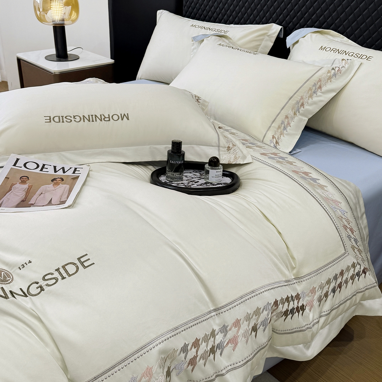 91家纺网 家纺一手货源 找家纺 苏美 2026春夏新款高档礼盒装50*50S贡缎长绒棉刺绣四件套100%纯棉全棉轻奢床品-千鸟格 千鸟格-奶白