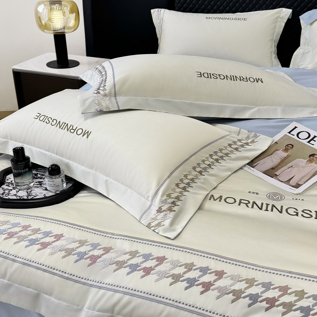 91家纺网 家纺一手货源 找家纺 苏美 2026春夏新款高档礼盒装50*50S贡缎长绒棉刺绣四件套100%纯棉全棉轻奢床品-千鸟格 千鸟格-奶白