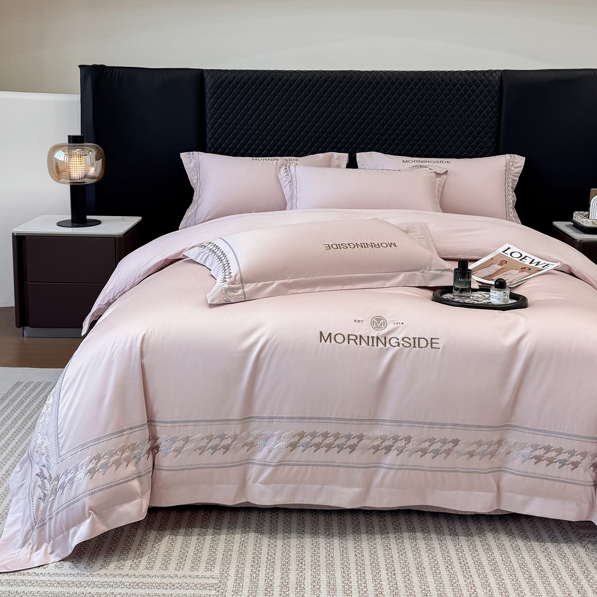 91家纺网 家纺一手货源 找家纺 苏美 2026春夏新款高档礼盒装50*50S贡缎长绒棉刺绣四件套100%纯棉全棉轻奢床品-千鸟格 千鸟格-粉