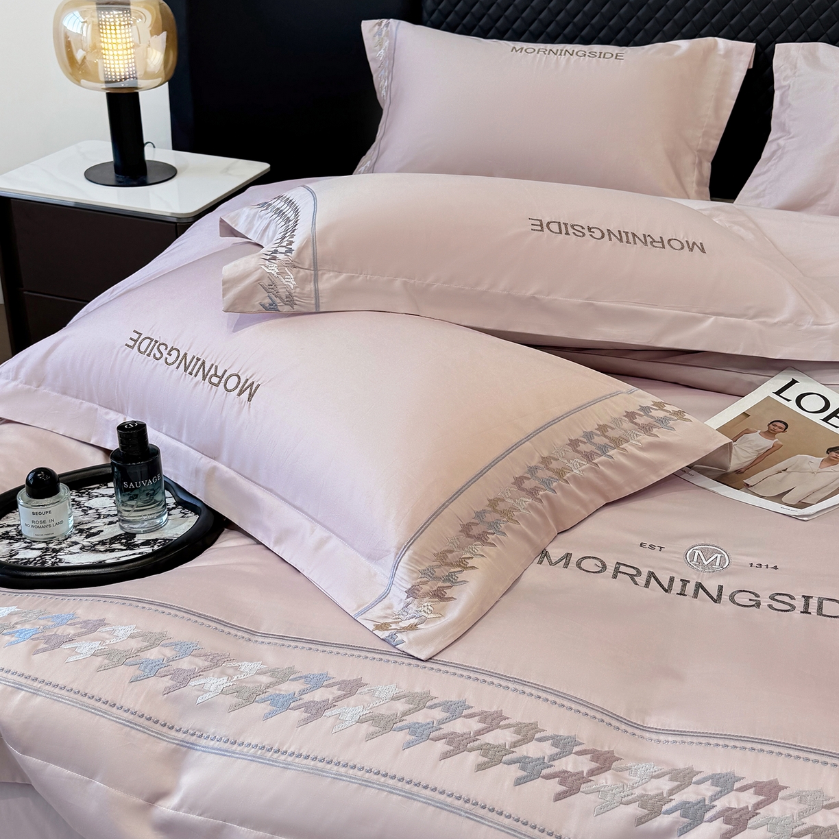 91家纺网 家纺一手货源 找家纺 苏美 2026春夏新款高档礼盒装50*50S贡缎长绒棉刺绣四件套100%纯棉全棉轻奢床品-千鸟格 千鸟格-粉