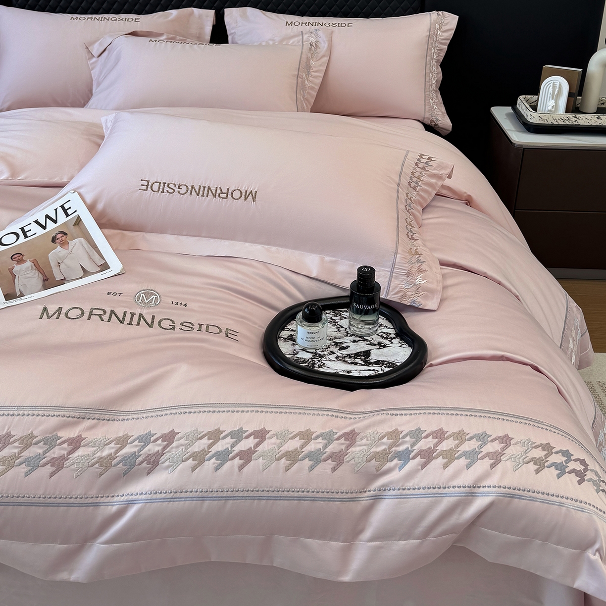 91家纺网 家纺一手货源 找家纺 苏美 2026春夏新款高档礼盒装50*50S贡缎长绒棉刺绣四件套100%纯棉全棉轻奢床品-千鸟格 千鸟格-粉