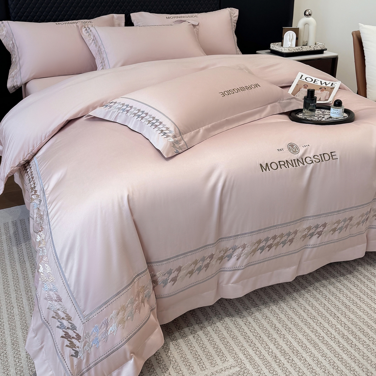 91家纺网 家纺一手货源 找家纺 苏美 2026春夏新款高档礼盒装50*50S贡缎长绒棉刺绣四件套100%纯棉全棉轻奢床品-千鸟格 千鸟格-粉