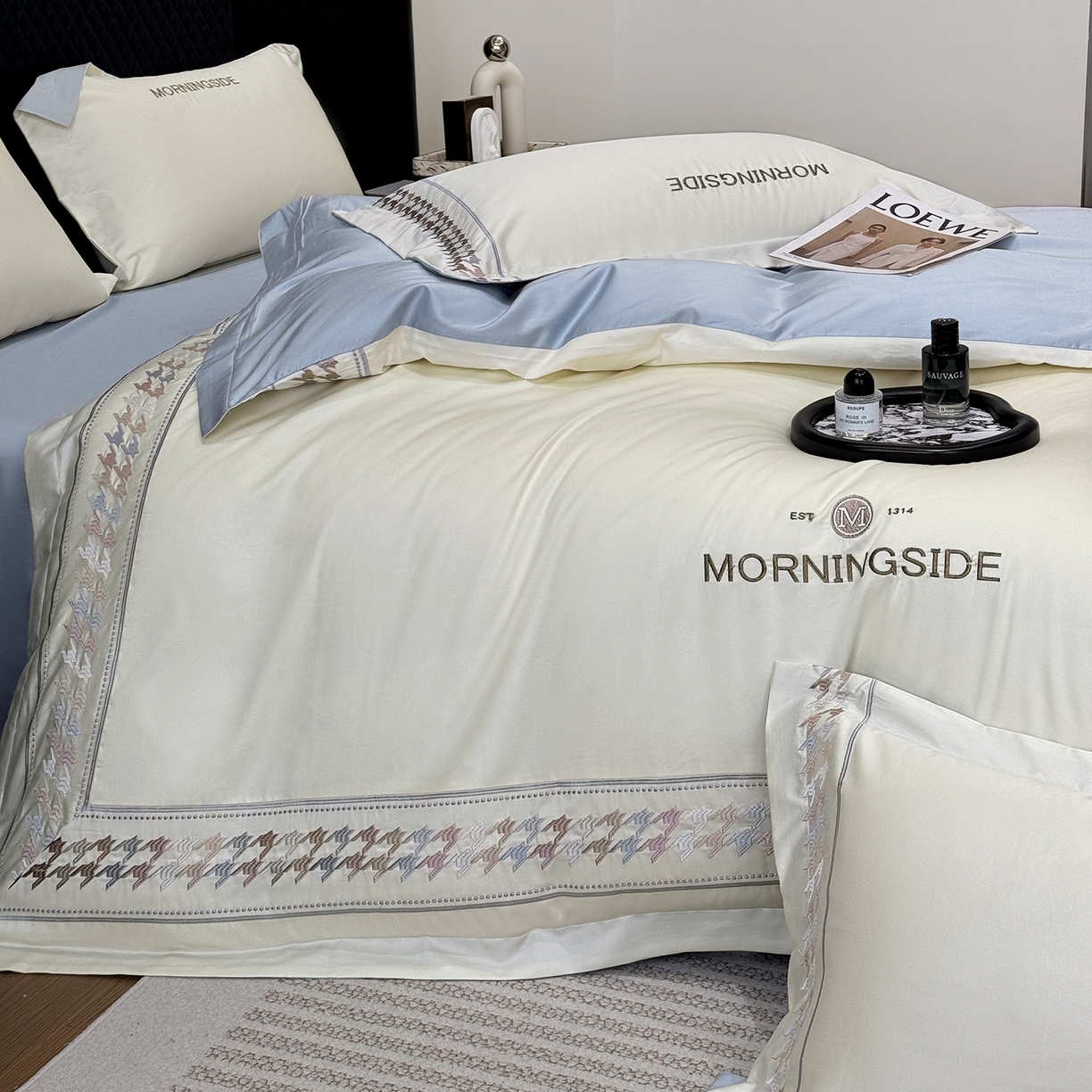 91家纺网 家纺一手货源 找家纺 苏美 2026春夏新款高档礼盒装50*50S贡缎长绒棉刺绣四件套100%纯棉全棉轻奢床品-千鸟格 千鸟格-奶白