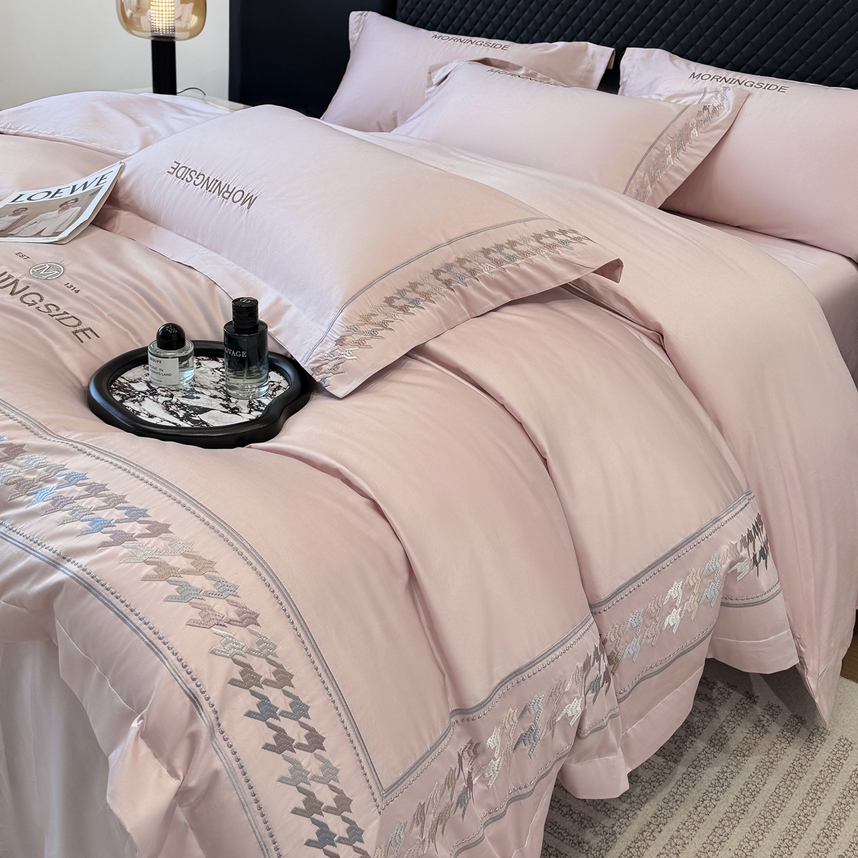 91家纺网 家纺一手货源 找家纺 苏美 2026春夏新款高档礼盒装50*50S贡缎长绒棉刺绣四件套100%纯棉全棉轻奢床品-千鸟格 千鸟格-粉