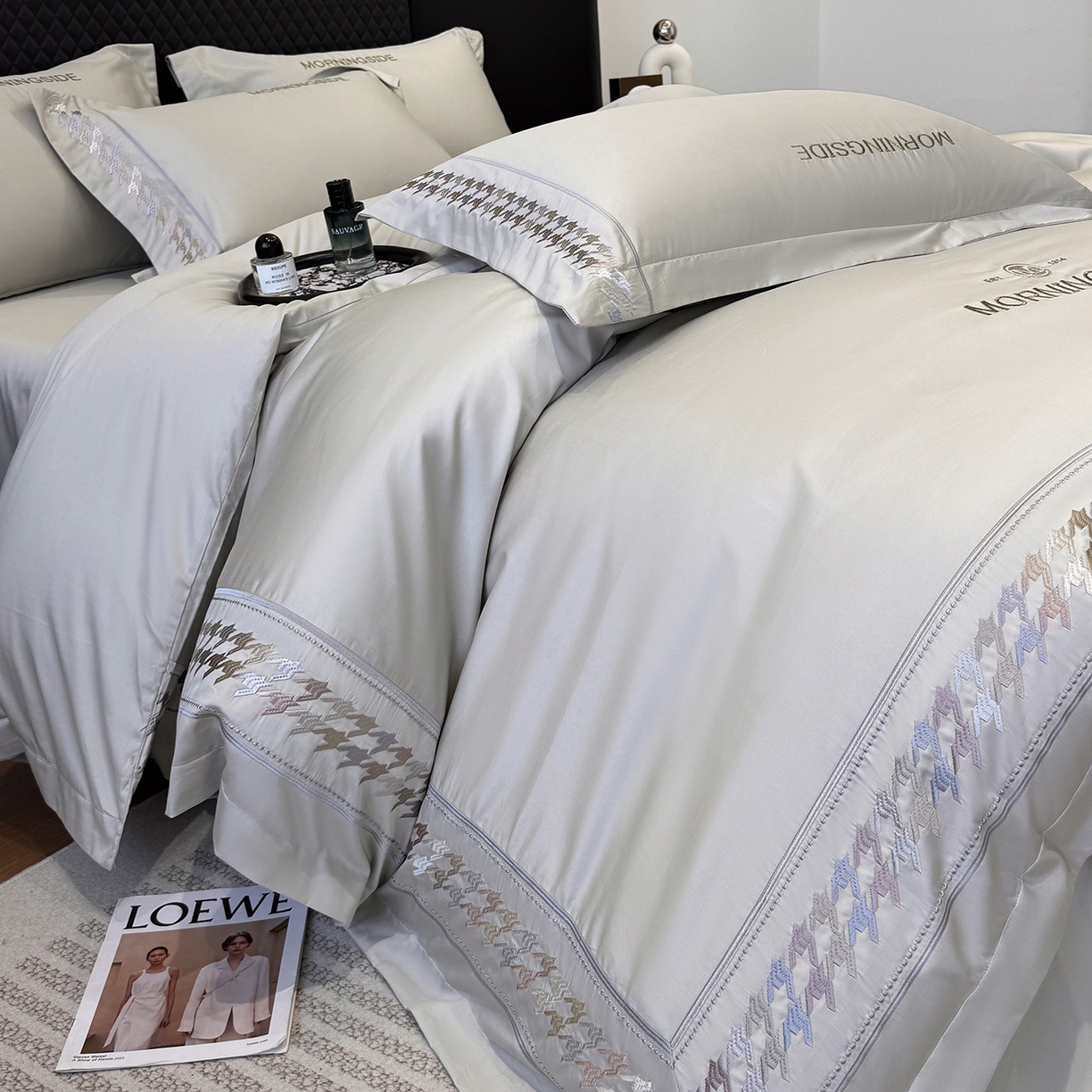 91家纺网 家纺一手货源 找家纺 苏美 2026春夏新款高档礼盒装50*50S贡缎长绒棉刺绣四件套100%纯棉全棉轻奢床品-千鸟格 千鸟格-灰