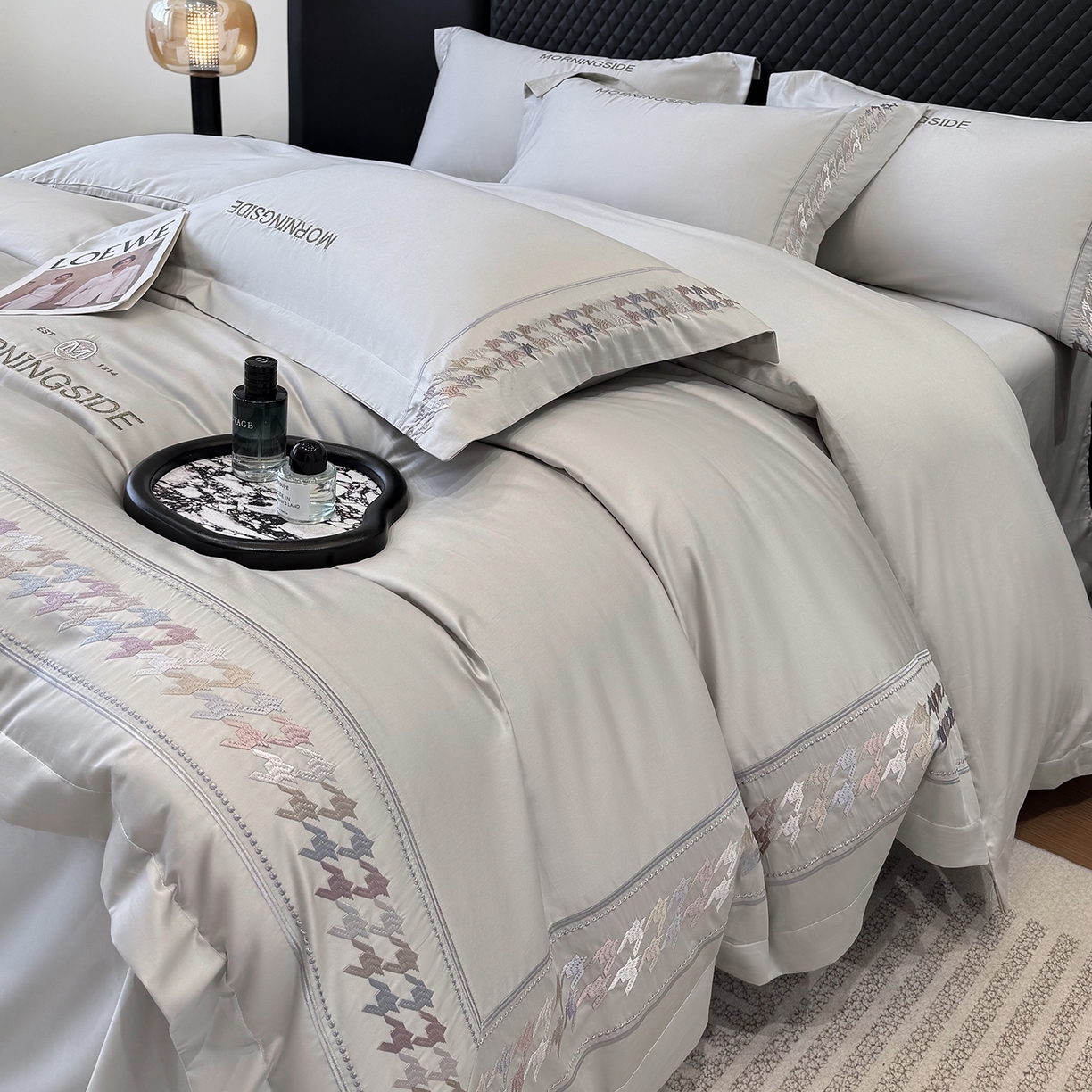 91家纺网 家纺一手货源 找家纺 苏美 2026春夏新款高档礼盒装50*50S贡缎长绒棉刺绣四件套100%纯棉全棉轻奢床品-千鸟格 千鸟格-灰