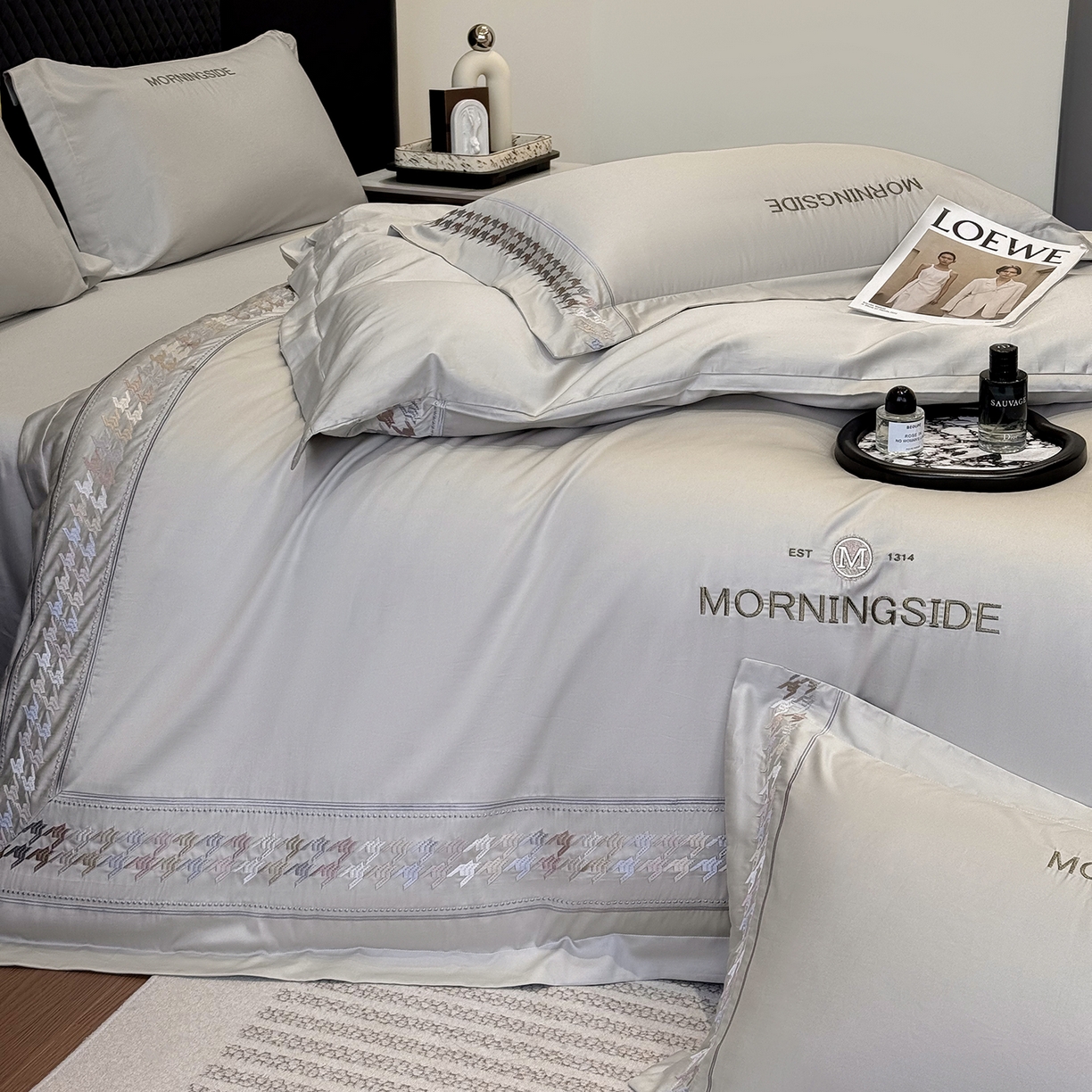 91家纺网 家纺一手货源 找家纺 苏美 2026春夏新款高档礼盒装50*50S贡缎长绒棉刺绣四件套100%纯棉全棉轻奢床品-千鸟格 千鸟格-灰