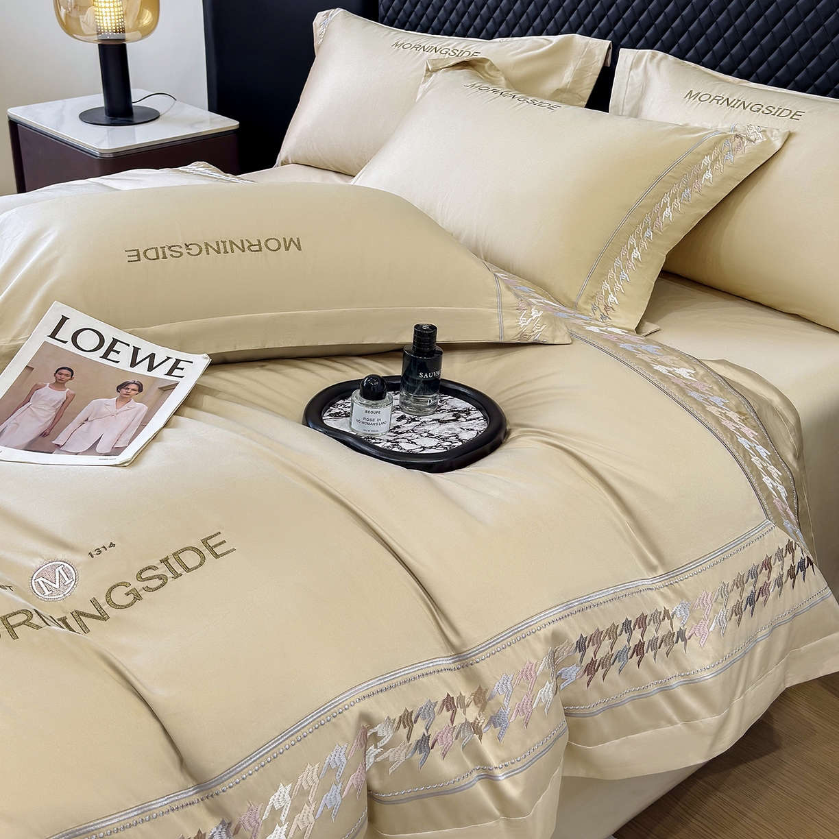 91家纺网 家纺一手货源 找家纺 苏美 2026春夏新款高档礼盒装50*50S贡缎长绒棉刺绣四件套100%纯棉全棉轻奢床品-千鸟格 千鸟格-咖