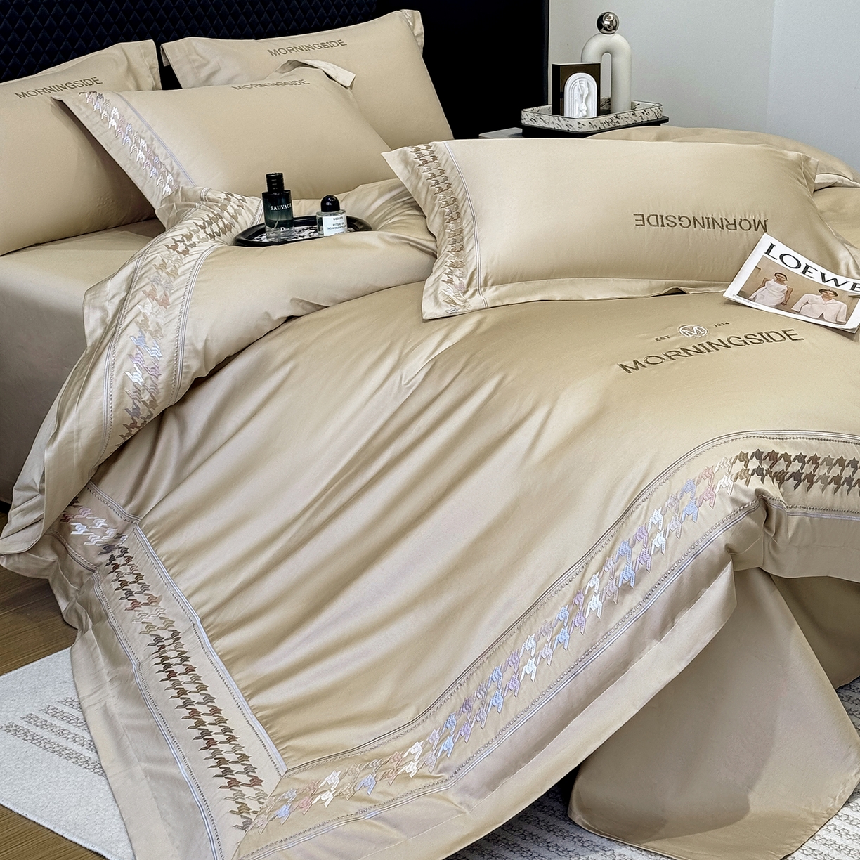 91家纺网 家纺一手货源 找家纺 苏美 2026春夏新款高档礼盒装50*50S贡缎长绒棉刺绣四件套100%纯棉全棉轻奢床品-千鸟格 千鸟格-咖