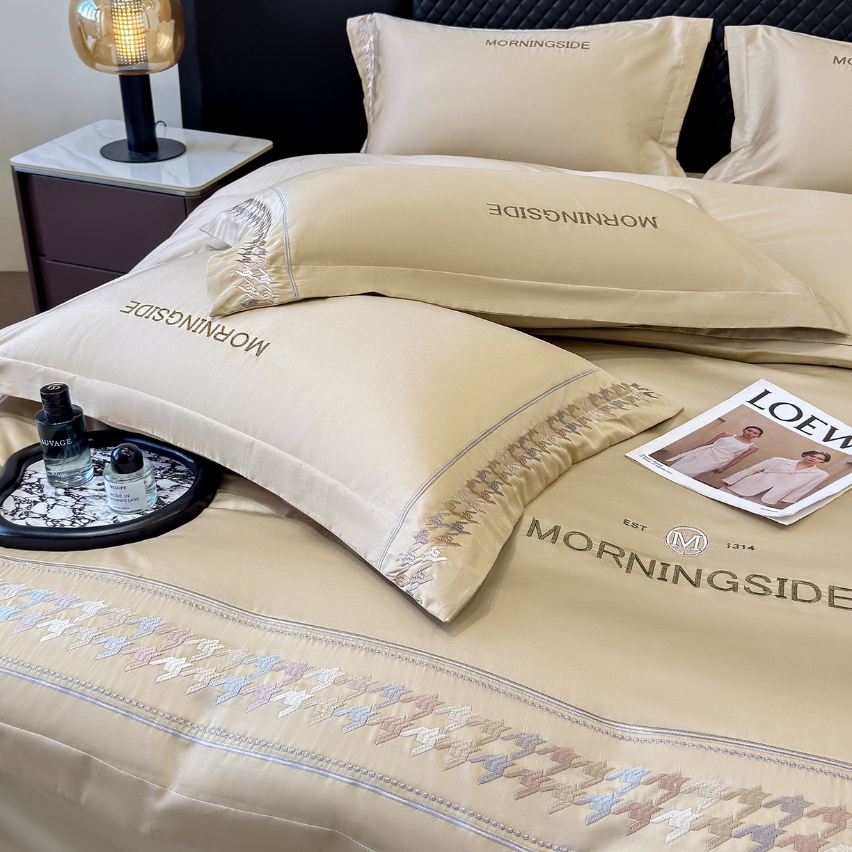 91家纺网 家纺一手货源 找家纺 苏美 2026春夏新款高档礼盒装50*50S贡缎长绒棉刺绣四件套100%纯棉全棉轻奢床品-千鸟格 千鸟格-咖