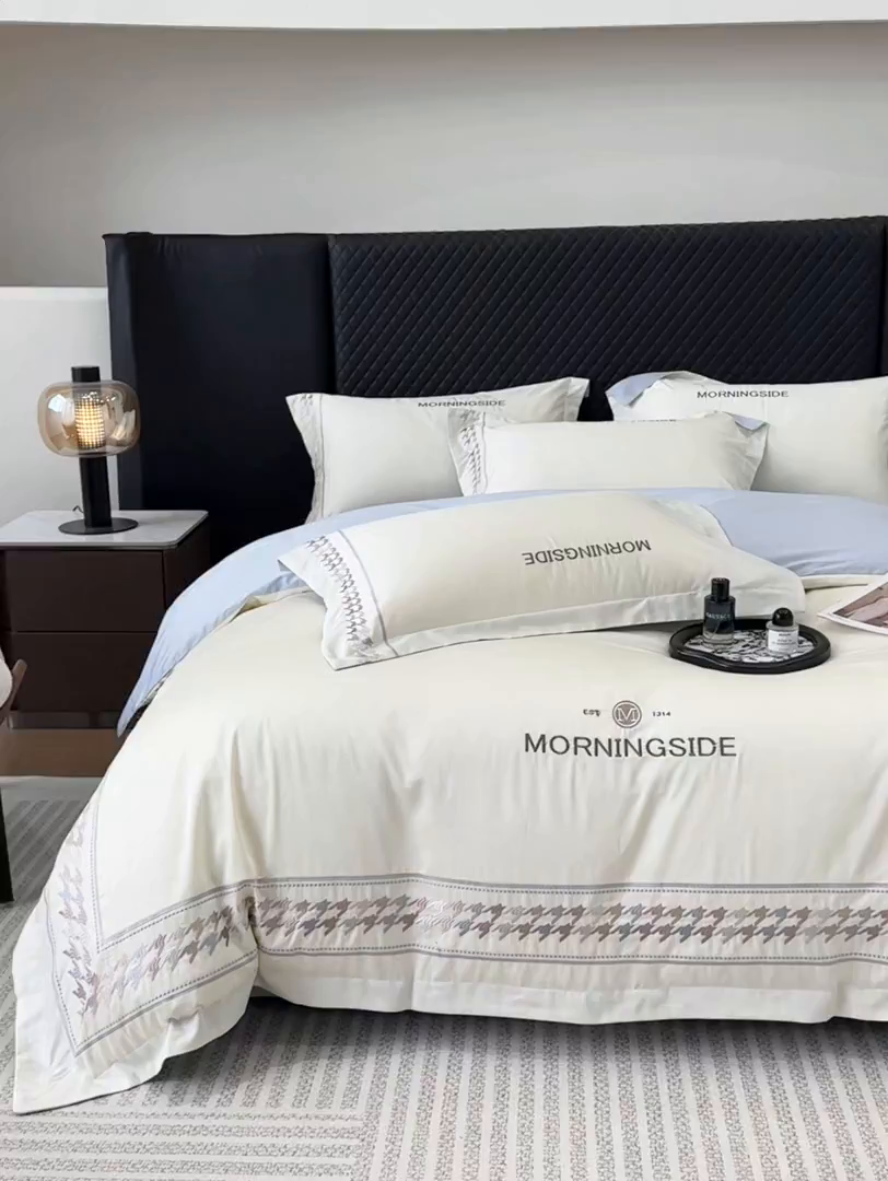 91家纺网 家纺一手货源 找家纺 （总）苏美 2026春夏新款高档礼盒装50*50S贡缎长绒棉刺绣四件套100%纯棉全棉轻奢床品-千鸟格