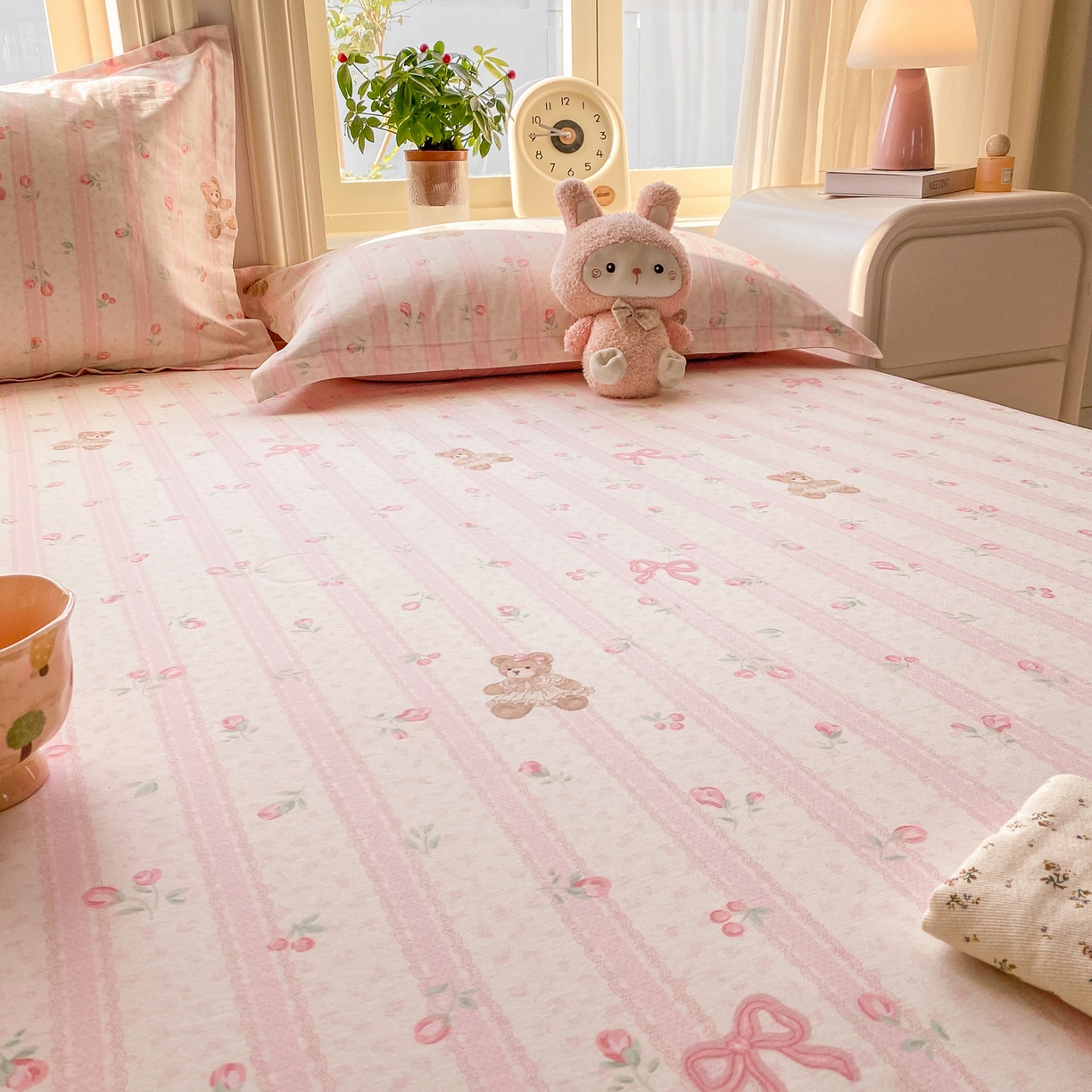 91家纺网 家纺一手货源 找家纺 花梦欣 2026新款全棉印花单品系列2花卉款-单床单 温柔花朵熊