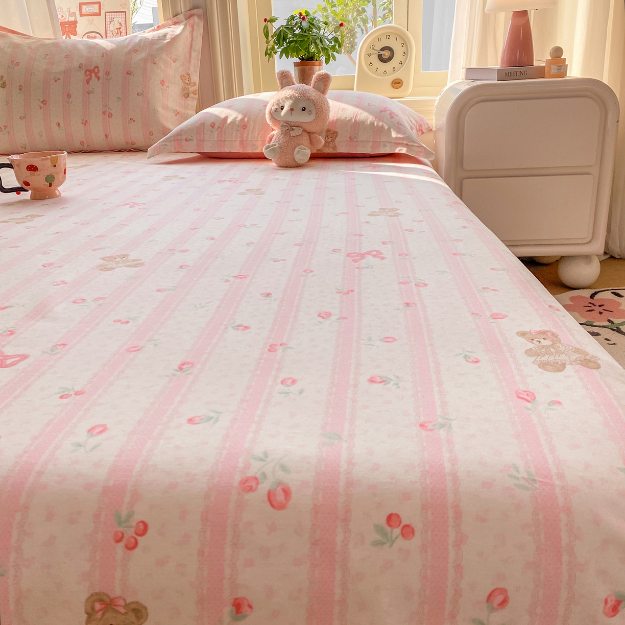 91家纺网 家纺一手货源 找家纺 花梦欣 2026新款全棉印花单品系列2花卉款-单床单 温柔花朵熊