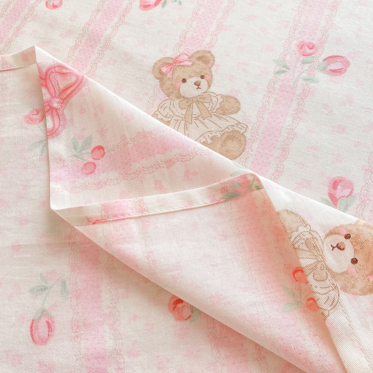 91家纺网 家纺一手货源 找家纺 花梦欣 2026新款全棉印花单品系列2花卉款-单床单 温柔花朵熊