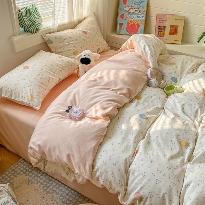 91家纺网 家纺一手货源 找家纺 漫仙阁家纺 2026新款纯棉学生宿舍A版100%新疆棉B版古法水洗三件套全棉四件套草莓甜心