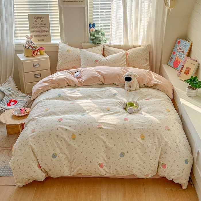 91家纺网 家纺一手货源 找家纺 漫仙阁家纺 2026新款纯棉学生宿舍A版100%新疆棉B版古法水洗三件套全棉四件套草莓甜心