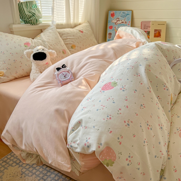 91家纺网 家纺一手货源 找家纺 漫仙阁家纺 2026新款纯棉学生宿舍A版100%新疆棉B版古法水洗三件套全棉四件套草莓甜心