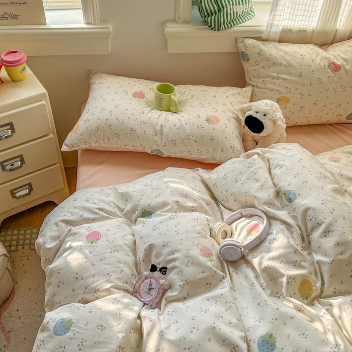 91家纺网 家纺一手货源 找家纺 漫仙阁家纺 2026新款纯棉学生宿舍A版100%新疆棉B版古法水洗三件套全棉四件套草莓甜心