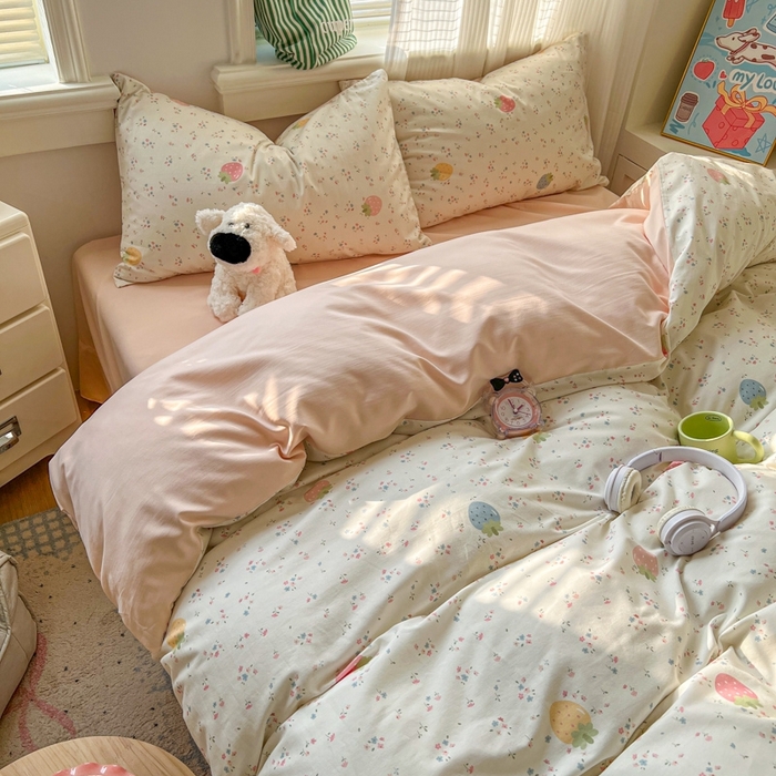 91家纺网 家纺一手货源 找家纺 漫仙阁家纺 2026新款纯棉学生宿舍A版100%新疆棉B版古法水洗三件套全棉四件套草莓甜心