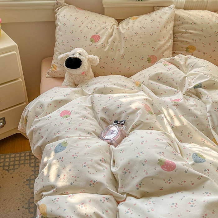 91家纺网 家纺一手货源 找家纺 漫仙阁家纺 2026新款纯棉学生宿舍A版100%新疆棉B版古法水洗三件套全棉四件套草莓甜心