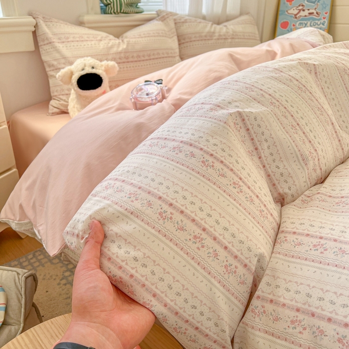 91家纺网 家纺一手货源 找家纺 漫仙阁家纺 2026新款纯棉学生宿舍A版100%新疆棉B版古法水洗三件套全棉四件套粉色蜜恋