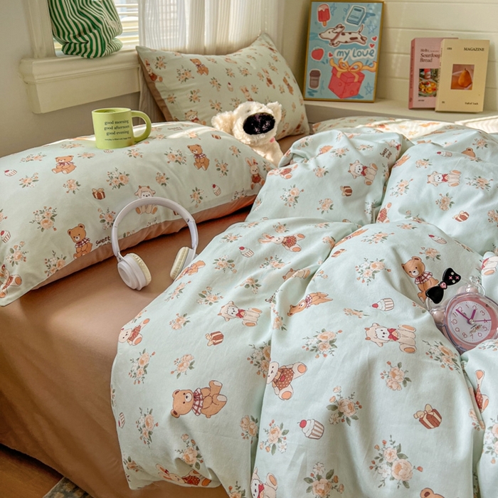 91家纺网 家纺一手货源 找家纺 漫仙阁家纺 2026新款纯棉学生宿舍A版100%新疆棉B版古法水洗三件套全棉四件套礼物熊