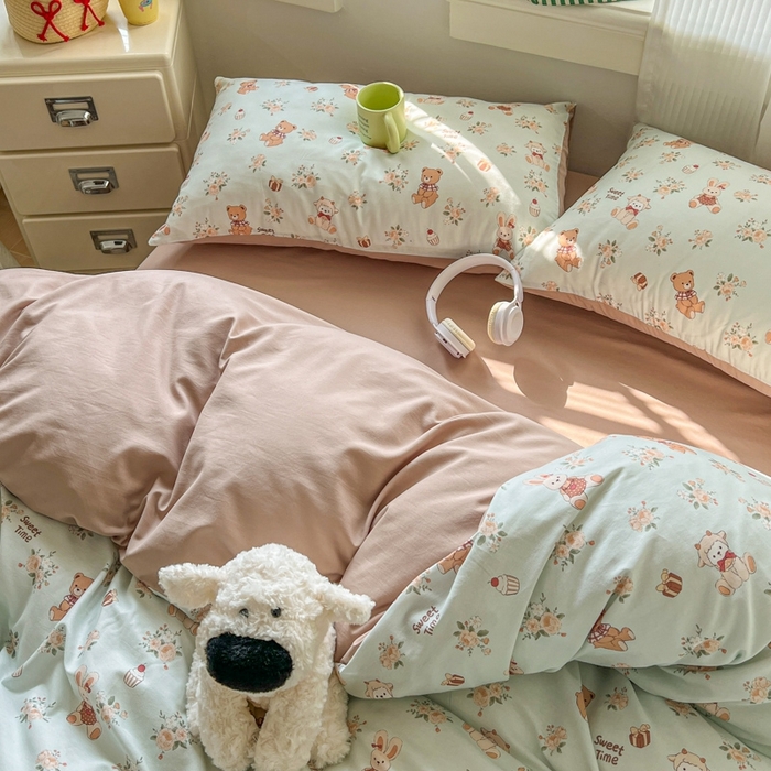 91家纺网 家纺一手货源 找家纺 漫仙阁家纺 2026新款纯棉学生宿舍A版100%新疆棉B版古法水洗三件套全棉四件套礼物熊