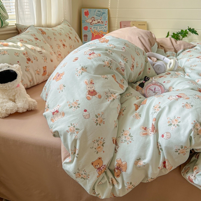 91家纺网 家纺一手货源 找家纺 漫仙阁家纺 2026新款纯棉学生宿舍A版100%新疆棉B版古法水洗三件套全棉四件套礼物熊