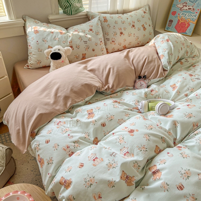 91家纺网 家纺一手货源 找家纺 漫仙阁家纺 2026新款纯棉学生宿舍A版100%新疆棉B版古法水洗三件套全棉四件套礼物熊