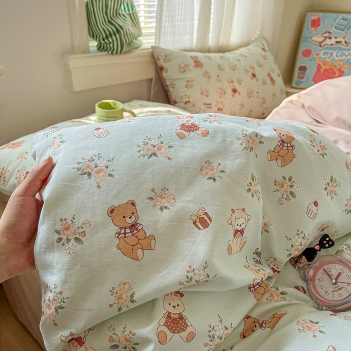 91家纺网 家纺一手货源 找家纺 漫仙阁家纺 2026新款纯棉学生宿舍A版100%新疆棉B版古法水洗三件套全棉四件套礼物熊