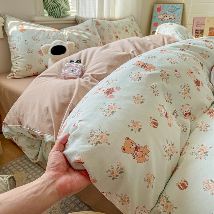 91家纺网 家纺一手货源 找家纺 漫仙阁家纺 2026新款纯棉学生宿舍A版100%新疆棉B版古法水洗三件套全棉四件套礼物熊