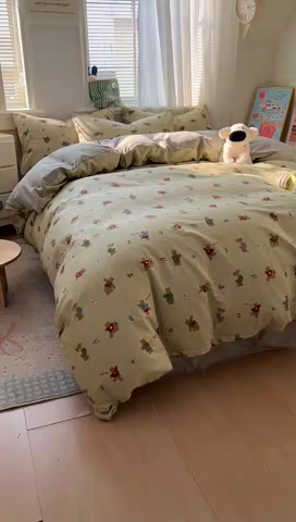 91家纺网 家纺一手货源 找家纺 漫仙阁家纺 2026新款纯棉学生宿舍A版100%新疆棉B版古法水洗三件套全棉四件套哨兵熊