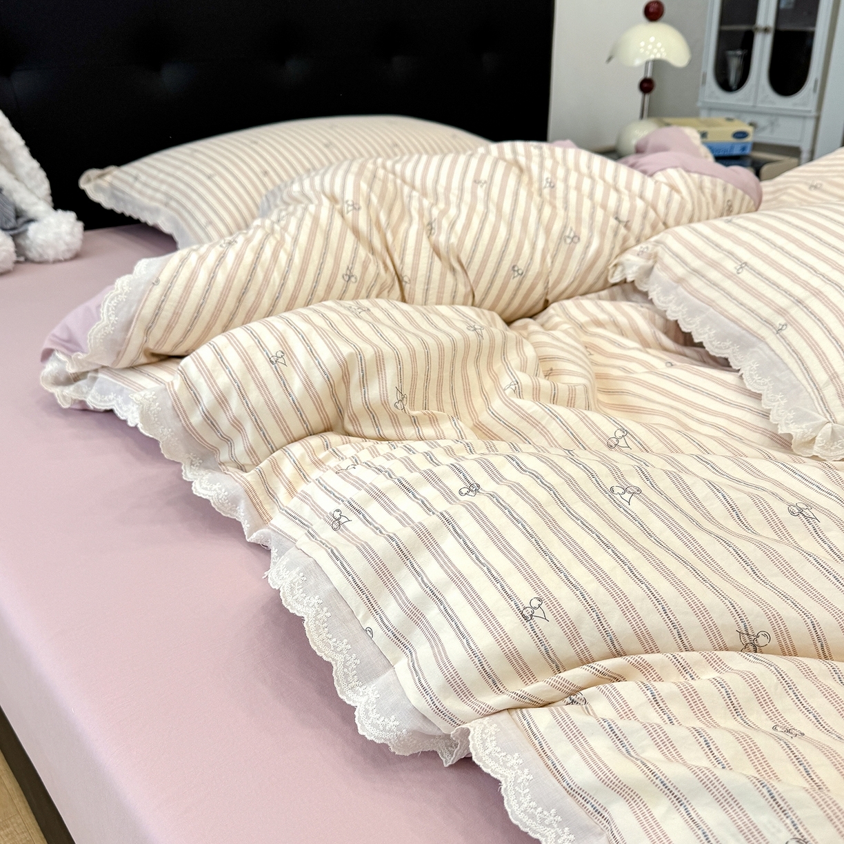 91家纺网 家纺一手货源 找家纺 竹合 2026新款田园韩版花边款小碎花古法水洗仿棉A类云感棉四件套 竖条樱桃