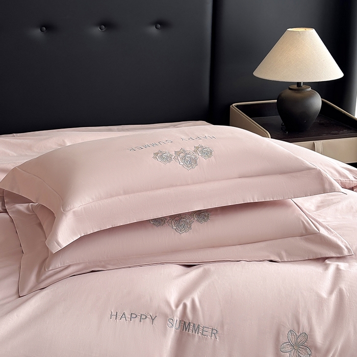 91家纺网 家纺一手货源 找家纺 桃园 新款纯棉全棉长绒棉刺绣绣花高端礼盒四件套-卡尔系列 卡尔 轻奢粉