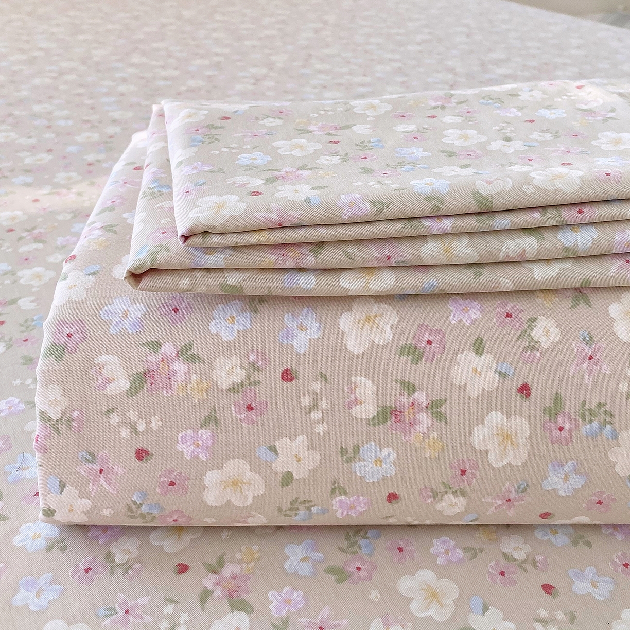 91家纺网 家纺一手货源 找家纺 金丝兔 2026新款纯棉印花单品床笠系列 春野苍兰