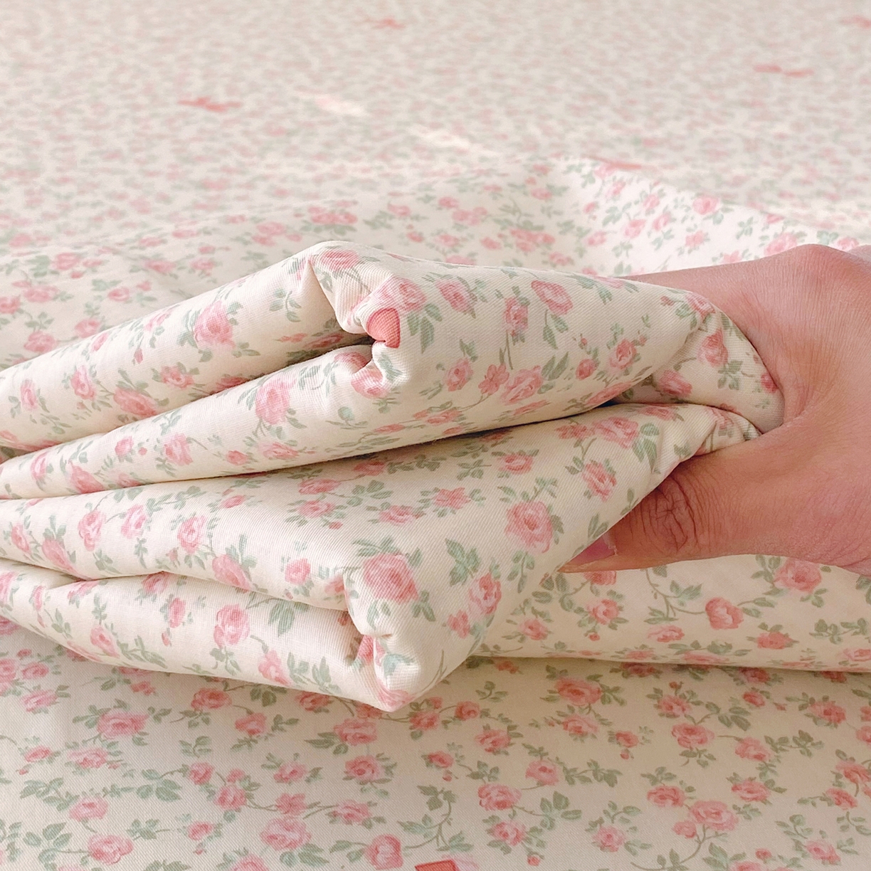 91家纺网 家纺一手货源 找家纺 金丝兔 2026新款纯棉印花单品床笠系列 粉蕊蝶