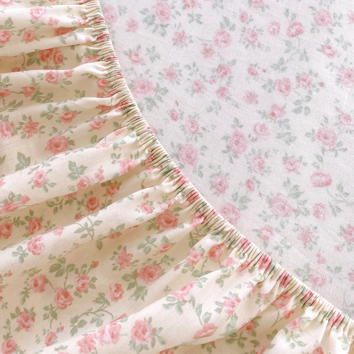 91家纺网 家纺一手货源 找家纺 金丝兔 2026新款纯棉印花单品床笠系列 粉蕊蝶