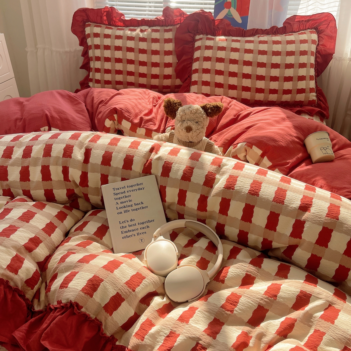 91家纺网 家纺一手货源 找家纺 韩都家居 2026新款云感双层纱床盖四件套 格言红