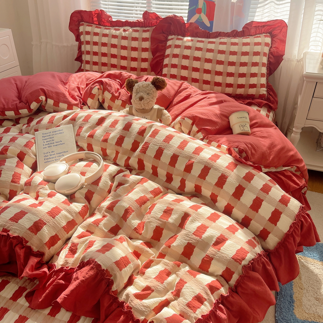 91家纺网 家纺一手货源 找家纺 韩都家居 2026新款云感双层纱床盖四件套 格言红